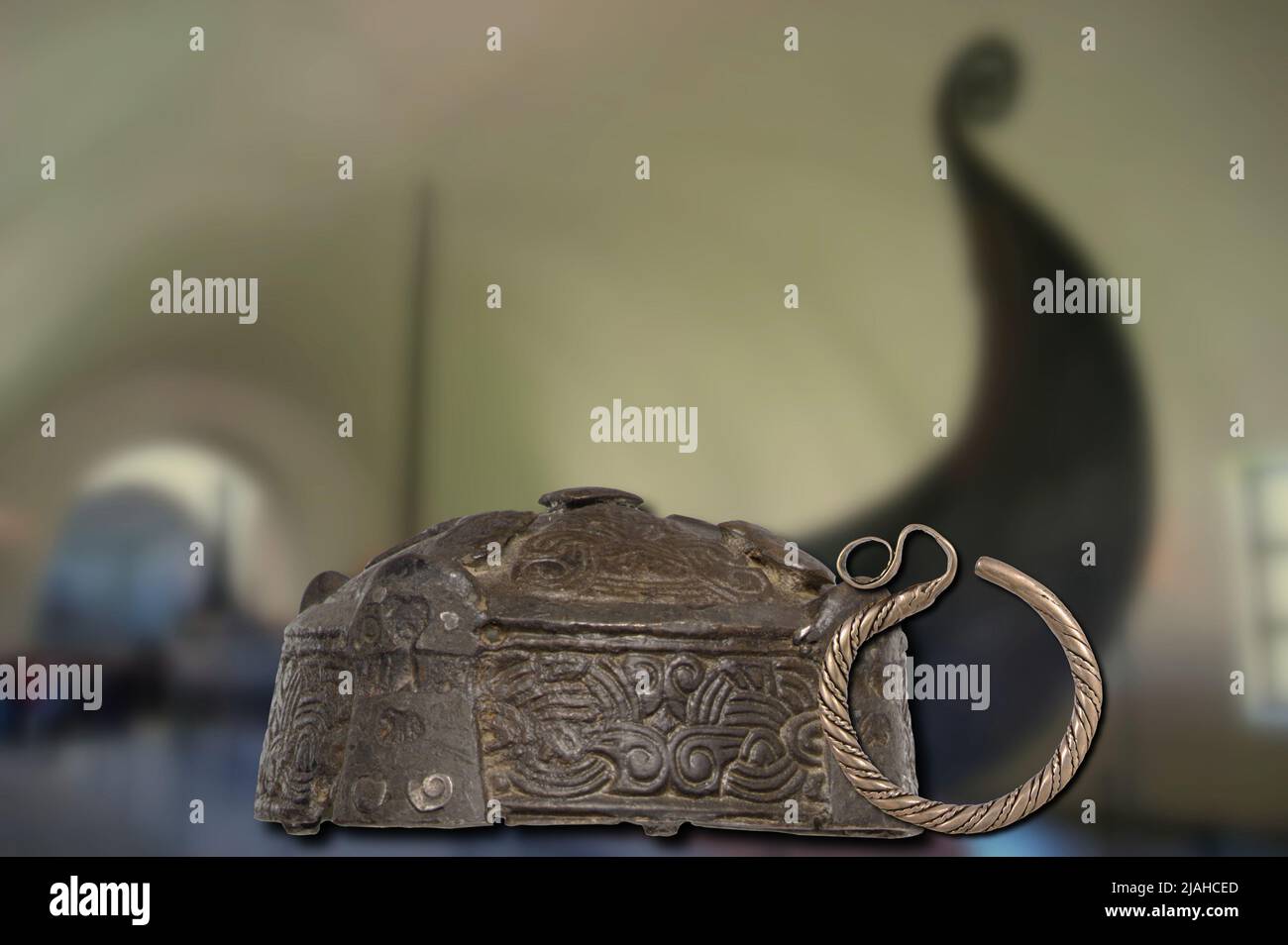 Ein seltener funktionierten Helm und Armband, der dem alten Wikingervolk gehörte Stockfoto