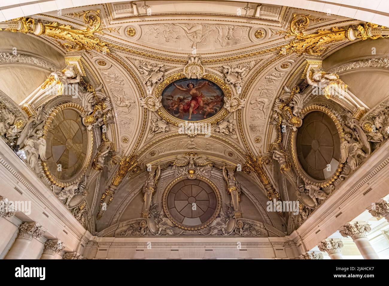 Paris, Frankreich - 18. März 2018: Detail der dekorierten Decke des Pariser Louvre Stockfoto