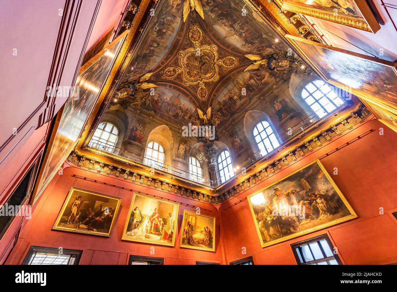 Paris, Frankreich - 18. März 2018: Detail der dekorierten Decke des Pariser Louvre Stockfoto