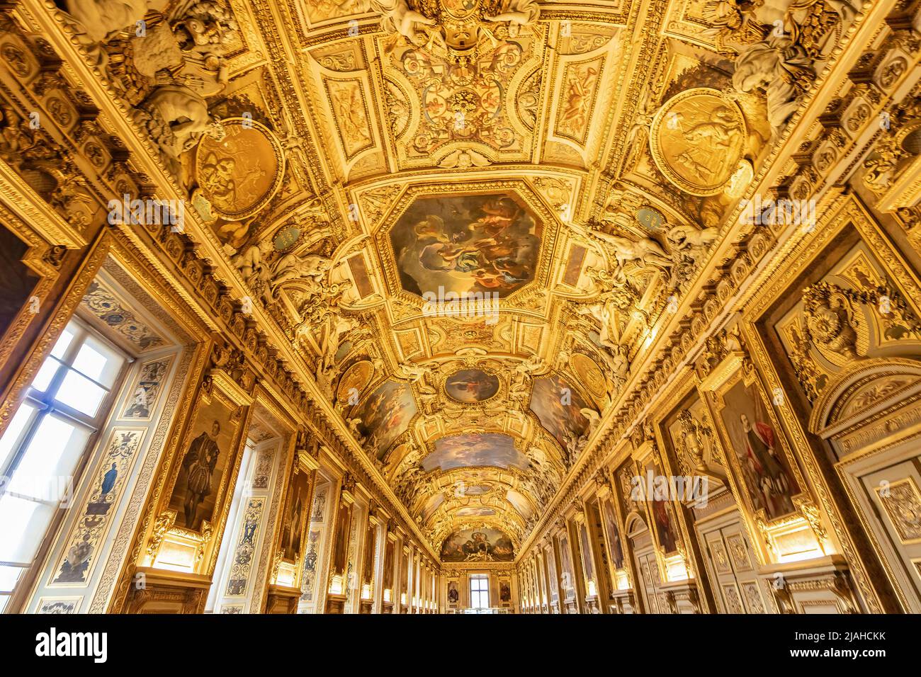 Paris, Frankreich - 18. März 2018: Detail der dekorierten Decke des Pariser Louvre Stockfoto
