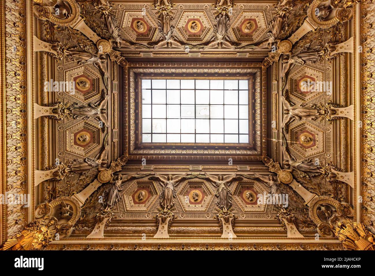 Paris, Frankreich - 18. März 2018: Detail der dekorierten Decke des Pariser Louvre Stockfoto