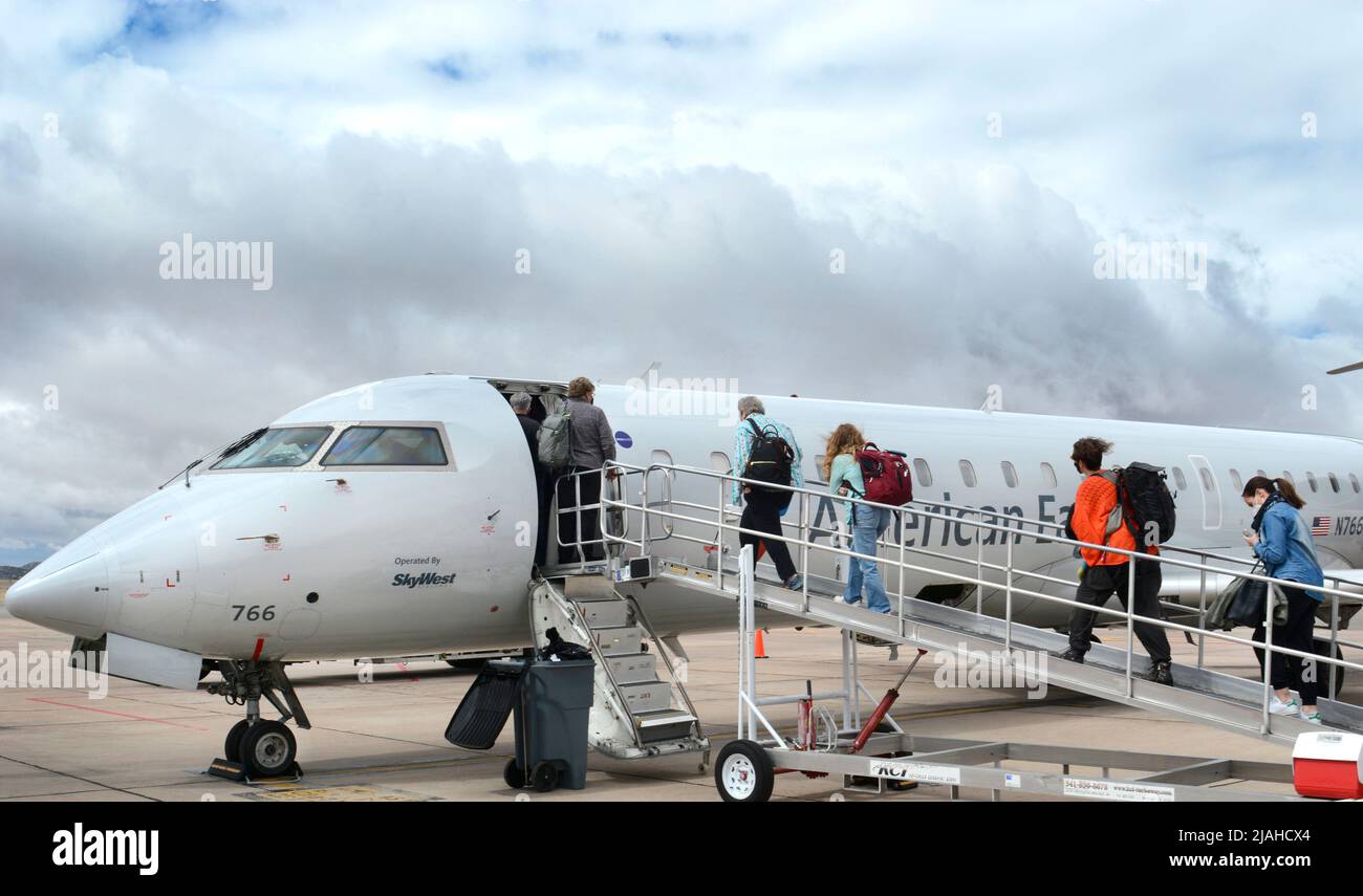 Passengerss besteigen ein von SkyWest betriebenes American Eagle Bombardier-Flugzeug am Santa Fe Municipal Airport in Santa Fe, New Mexico. Stockfoto