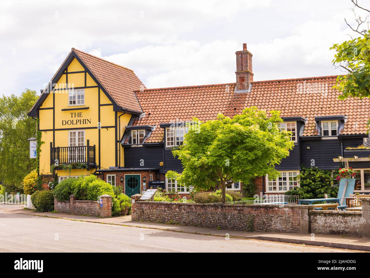 Blick auf den Dolphin Inn Pub, früher bekannt als Crown Inn, Thorpeness, Suffolk. VEREINIGTES KÖNIGREICH. Stockfoto