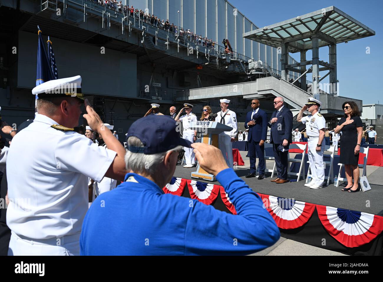 Militärangehöriger nehmen am 30. Mai 2022 an der jährlichen Gedenkfeier zum Memorial Day des Intrepid Sea, Air & Space Museums in New York Teil. Stockfoto
