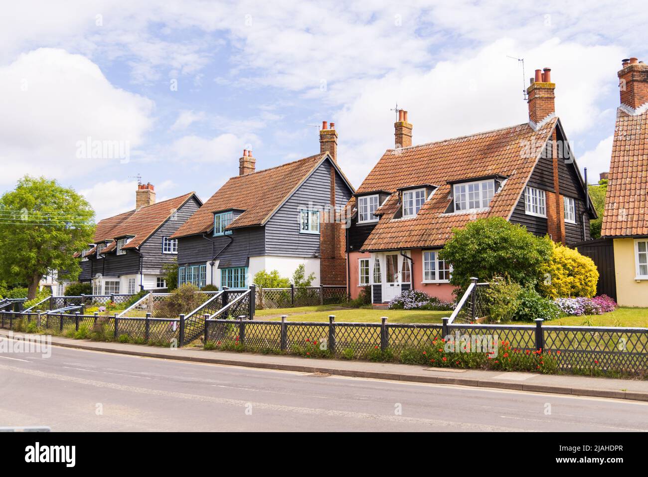 Attraktive Häuser mit Blick auf die Meare. Thorpeness, Suffolk. VEREINIGTES KÖNIGREICH. Stockfoto