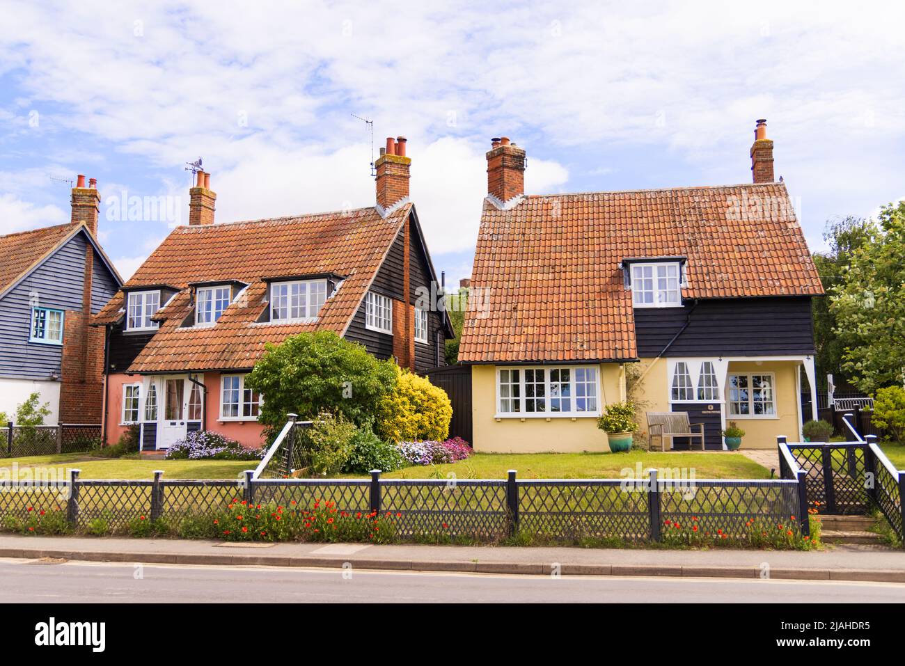 Attraktive Häuser mit Blick auf die Meare. Thorpeness, Suffolk. VEREINIGTES KÖNIGREICH. Stockfoto