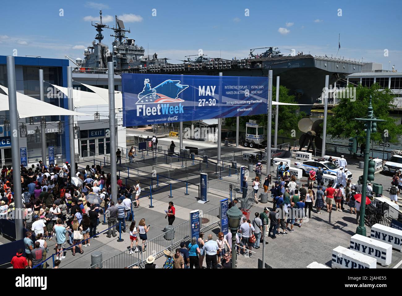 Während der Fleet Week am 30. Mai 2 warten die Menschen darauf, Militärschiffe im Intrepid Sea, Air & Space Museum zu sehen Stockfoto