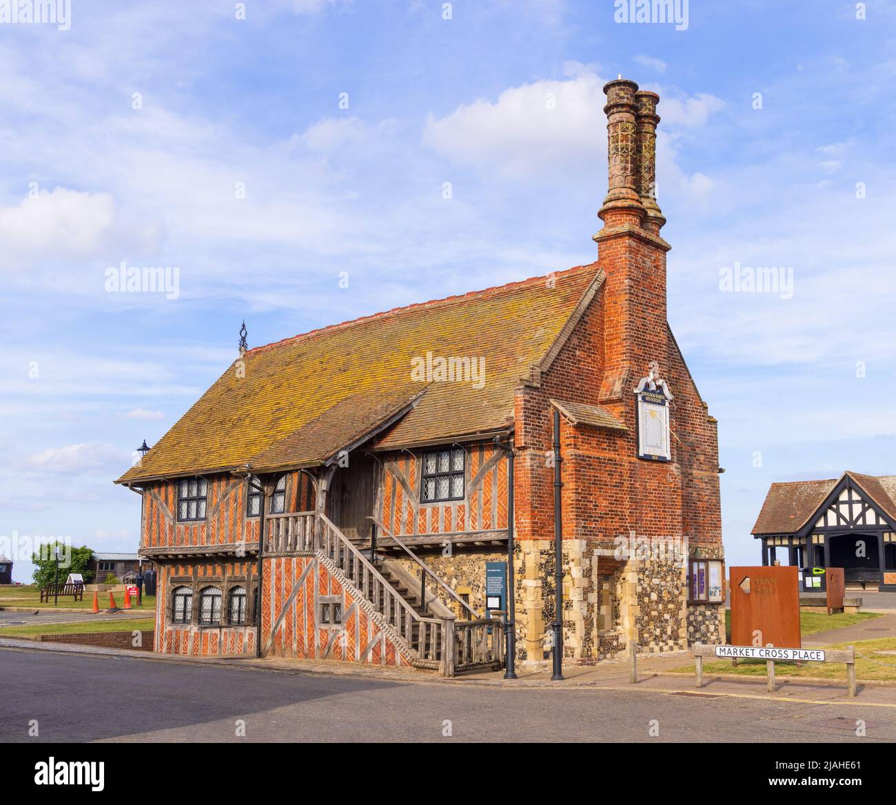 Außenansicht des Tudor Fachwerkgebäudes, der Moot Hall und des Aldeburgh Museum, Suffolk. VEREINIGTES KÖNIGREICH Stockfoto