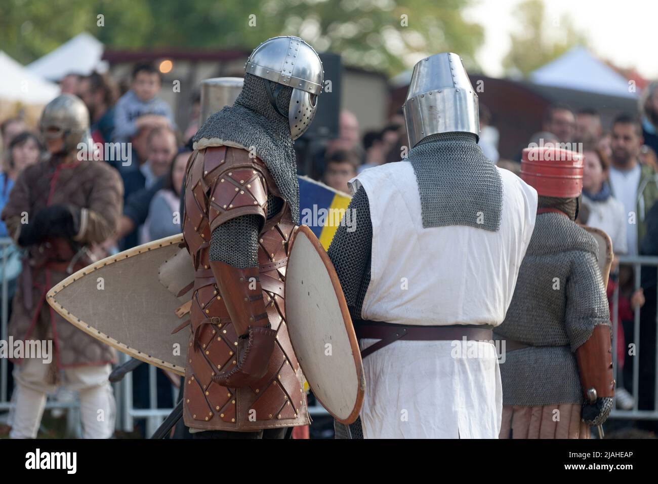 Eine Gruppe von Rittern, die während des jährlichen Médiévales-Festivals in Luzarches, Frankreich, kampfbereit sind. Stockfoto
