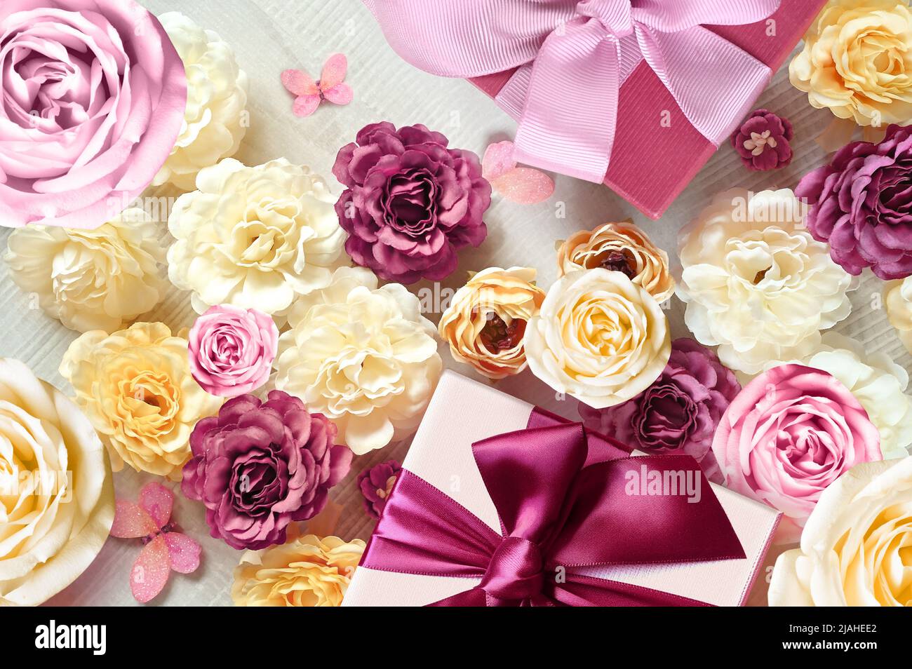 Bunte Rosen und Geschenkbox auf weißem Hintergrund. Schön, gut für Urlaub und Geschenk. Blumenmuster. Stockfoto