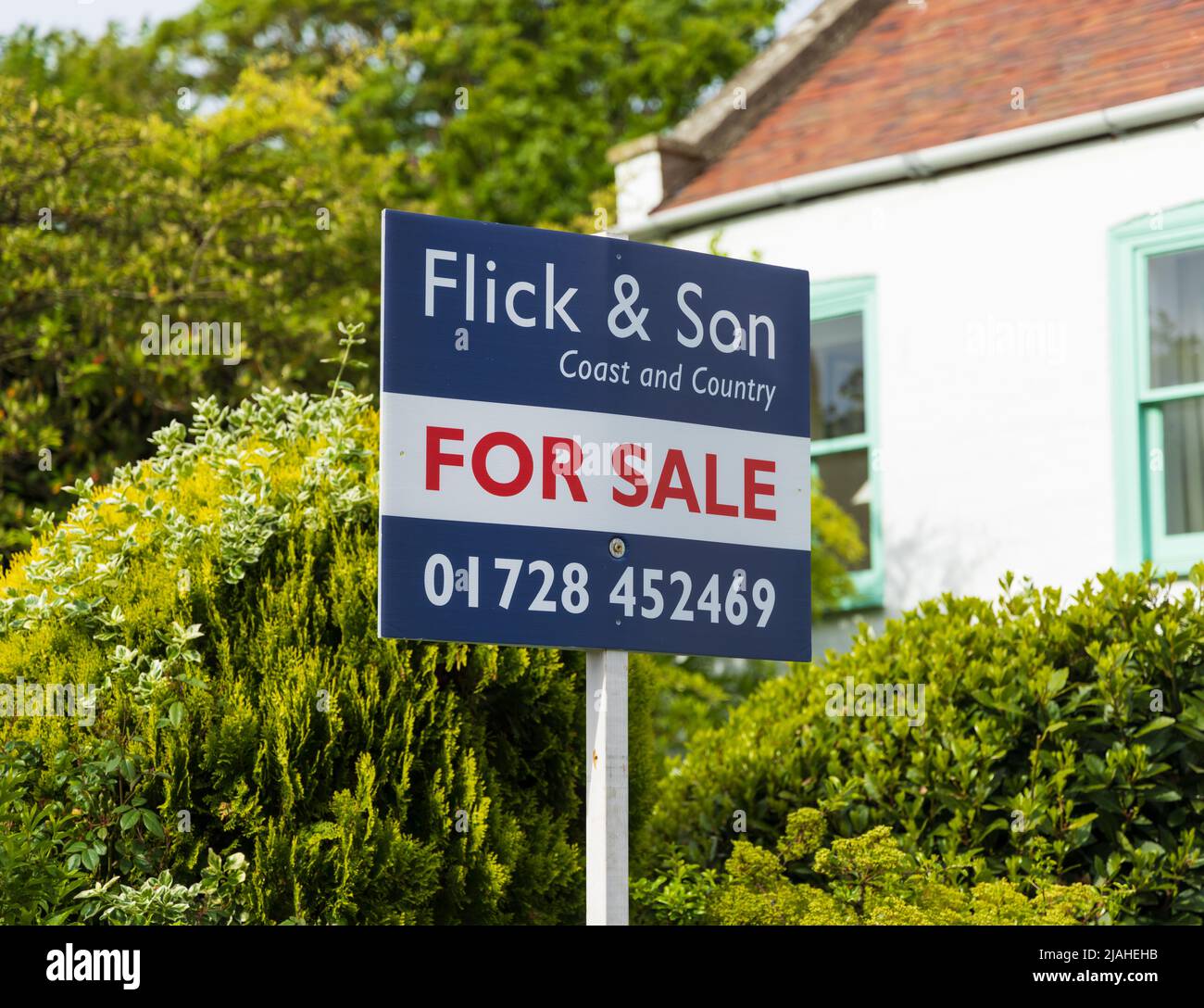 Haus zum Verkauf Banner vor einem Haus in Aldeburgh High Street, Suffolk. VEREINIGTES KÖNIGREICH Stockfoto