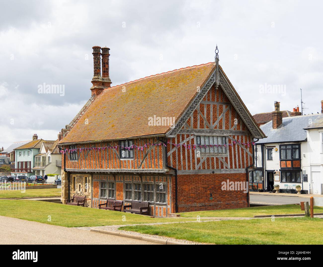Außenansicht des Tudor Fachwerkgebäudes, der Moot Hall und des Aldeburgh Museum, Suffolk. VEREINIGTES KÖNIGREICH Stockfoto