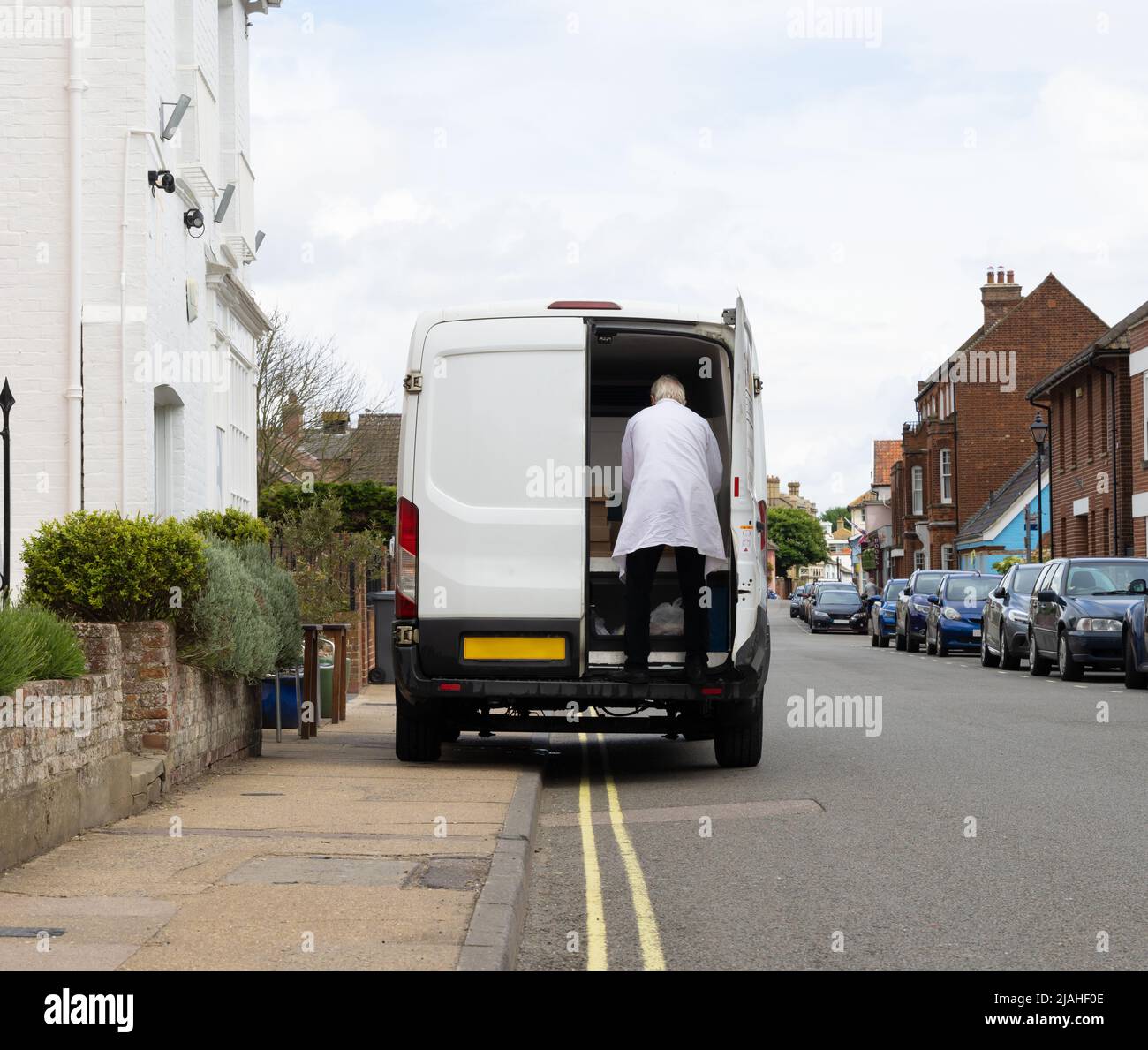 Der Van parkte illegal auf einer doppelten gelben Linie und blockierte den Bürgersteig für Fußgänger. Stockfoto