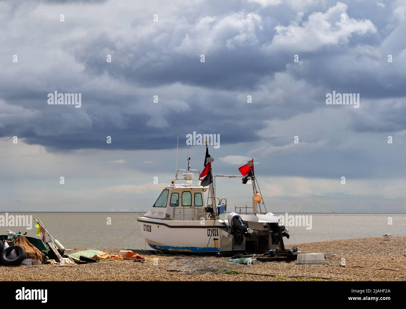 Fischerboot am Strand in Aldeburgh, Suffolk. VEREINIGTES KÖNIGREICH Stockfoto