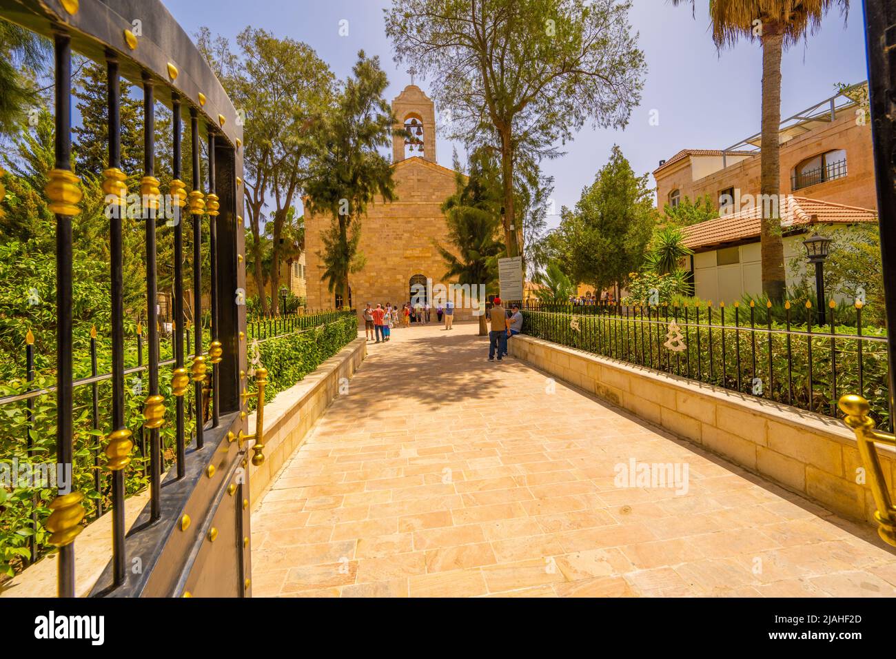 Außenansicht der griechisch-orthodoxen Basilika des Heiligen Georg Madaba. Heimat der Madaba Mosaikkarte Stockfoto