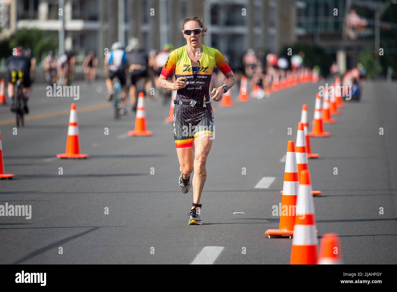 Cap Tex Tri. 30.. Mai 2022. Sierra Snyder #18 führt das weibliche Elite 10K Rennen bei Cap Tex Tri an. Austin, Texas. Mario Cantu/CSM/Alamy Live News Stockfoto