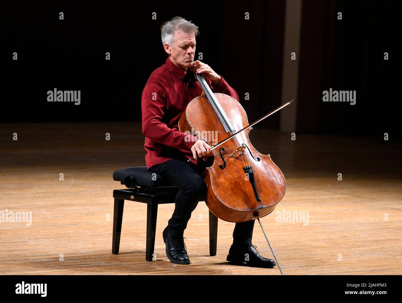 Prag, Tschechische Republik. 30.. Mai 2022. Der deutsche Cellist Alban Gerhardt präsentiert alle sechs Suiten von J. S. Bach für Solocello während des internationalen Musikfestivals Prager Frühling 77. am 30. Mai 2022 in Prag, Tschechien. Kredit: Katerina Sulova/CTK Foto/Alamy Live Nachrichten Stockfoto