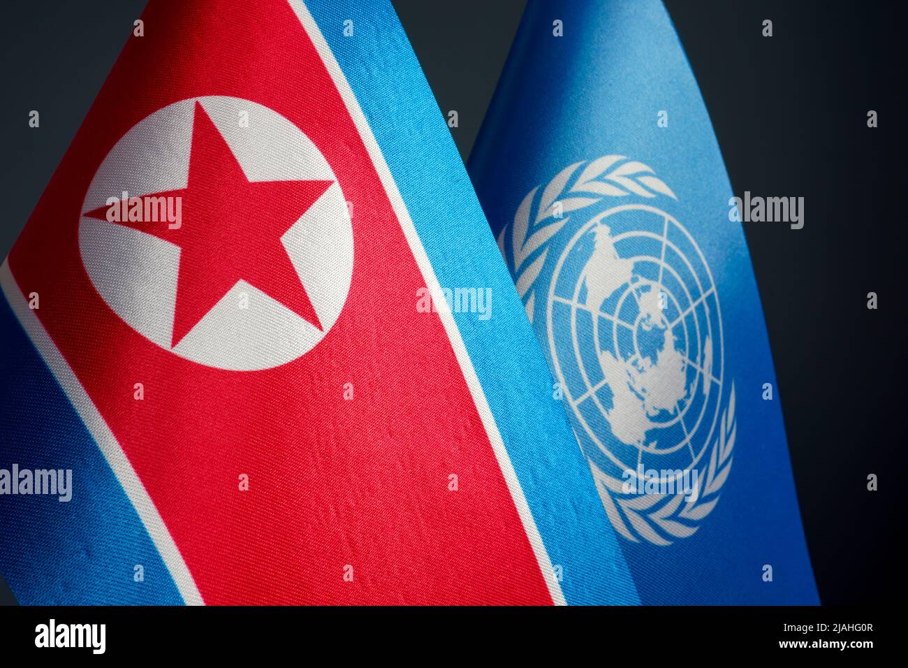 KIEW, UKRAINE - 19. April 2022. Flaggen Nordkoreas und der Vereinten Nationen. Stockfoto