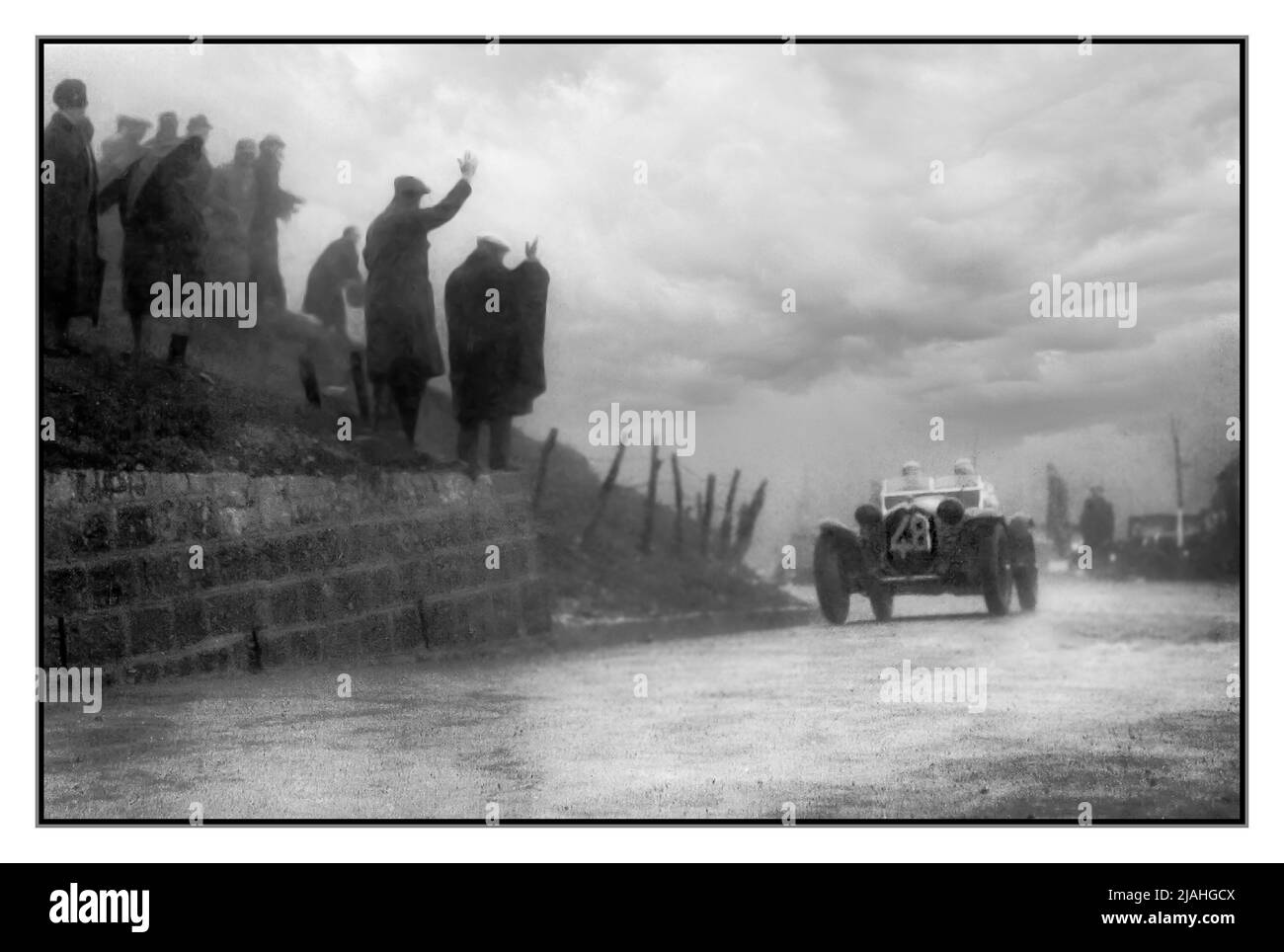 MILLE MIGLIA 1934out von Regen und Düsternis das Siegerauto der Alfa Romeo 8c 2600 Nummer 28 die Gewinner der Mille Miglia am 08. April 1934 waren Achille Varzi und Amedeo Bignami, die diesen Alfa Romeo 8C 2600 von Brianza fuhren (Eintrag #48). Datum: 8. April 1934 Stockfoto