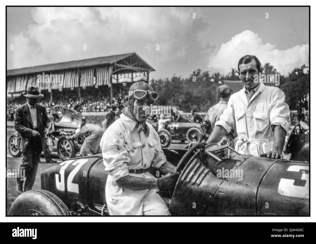 1930 Monza Grand Prix mit Tazio Nuvolari im Startaufstellung Monza Italien der Monza Grand Prix 1930 war ein Grand-Prix-Rennen, das am 7. September 1930 beim Autodromo Nazionale di Monza stattfand. Es gab vier 14-Runden-Läufe (getrennt nach Klasse), einen 7-Runden-repêchage und ein 35-Runden-Finale, das Achille Varzi in einem Maserati gewann. Seine Teamkollegen Luigi Arcangeli und Ernesto Maserati komplettierten das Podium. Monza Italien Stockfoto