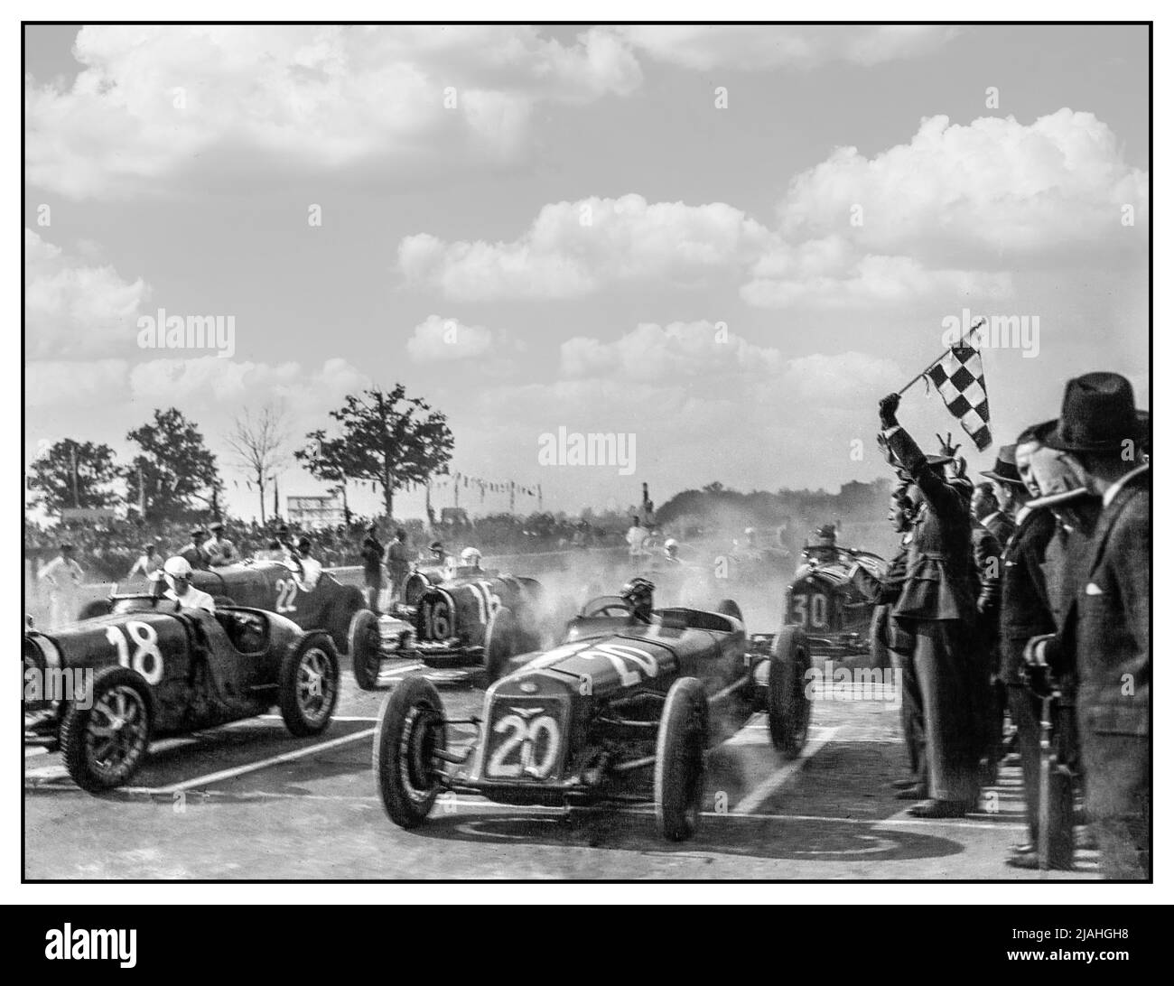 ITALIEN MONZA Grand Prix 1931 STARTAUFSTELLUNG STARTAUFSTELLUNG STARTAUFSTELLUNG des Großen Preises von Italien 1931 1931 der große Preis von Italien 1931 war ein Grand Prix-Motorrennen, das zwischen dem 24. Mai 1931 und dem 28. Mai 1931 in Monza stattfand. Das Rennen war das erste von drei Grands Prix, die Teil der ersten Europameisterschaft waren. Das Team von Giuseppe Campari und Tazio Nuvolari aus dem Alfa Romeo Works gewann das Rennen, vor ihren Teamkollegen Ferdinando Minoia und Baconin Borzacchini als Zweiter, während der dritte Platz an die Werksbüttel von Albert Divo und Guy Bouriat ging. Dies ist das längste Rennen der Geschichte, das 100 Stunden dauert. Stockfoto