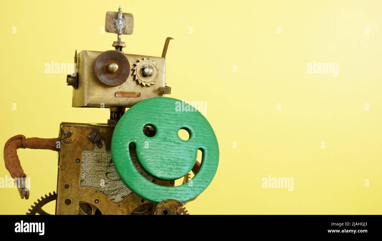 Der Roboter hält ein Smiley. Positive hohe Bewertung. Stockfoto
