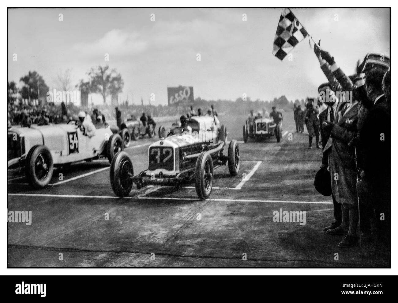 Der Monza Grand Prix 1930 ein Grand Prix-Motorrennen, das am 7. September 1930 im Autodromo Nazionale di Monza ausgetragen wurde. Es gab vier 14-Runden-Läufe (getrennt nach Klasse), einen 7-Runden-repêchage und ein 35-Runden-Finale, das Achille Varzi in einem Maserati gewann. Seine Teamkollegen Luigi Arcangeli und Ernesto Maserati komplettierten das Podium. Startschuss für den Monza Grand Prix 1930 Stockfoto