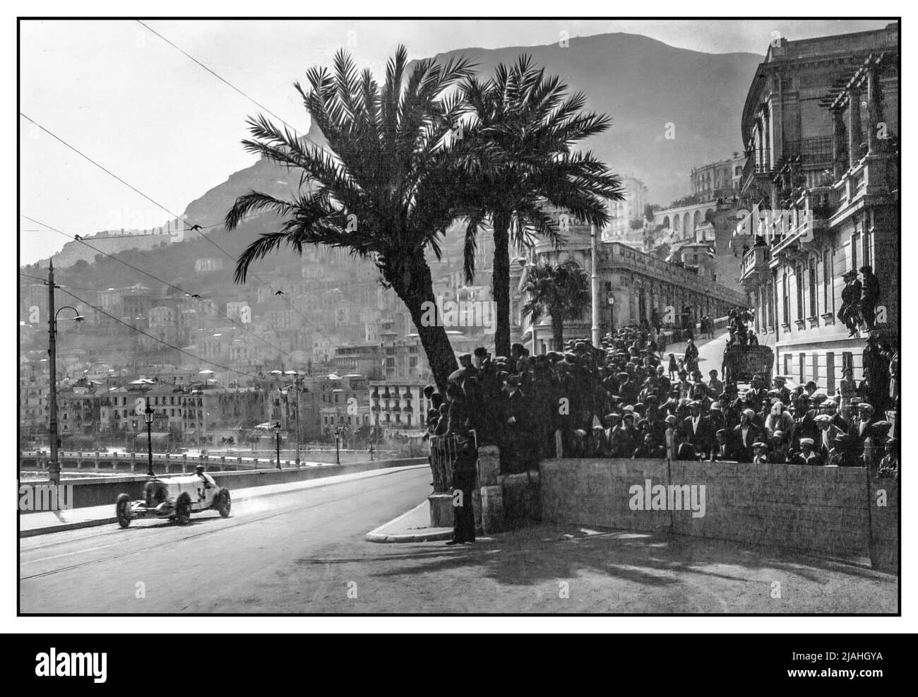 1929 großer Preis von Monaco der erste in Monaco mit Rudolf Caracciola im Mercedes-Benz SSK (W06) mit der Startnummer 34, einem Roadster des deutschen Automobilherstellers Mercedes-Benz zwischen 1928 und 1932. Der Name ist eine Abkürzung für Super Sport kurz, deutsch für "Super Sport Short", da es sich um eine kurze Radstandsentwicklung des Mercedes-Benz Modell S handelte.die extreme Performance des SSK und zahlreiche Wettbewerbserfolge machten ihn zu einem der angesehensten Sportwagen seiner Zeit. Rudolf Caracciola wurde Dritter, nachdem er 15. mit einer Stimmabgabe am Start war. Stockfoto