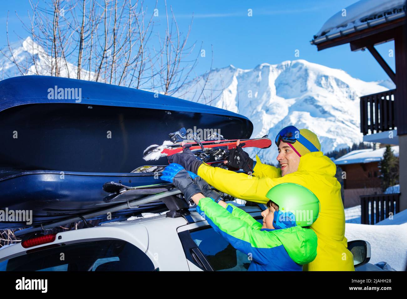 Weiter und Sohn legte den Himmel in die Autokiste über die Berge Blick Stockfoto