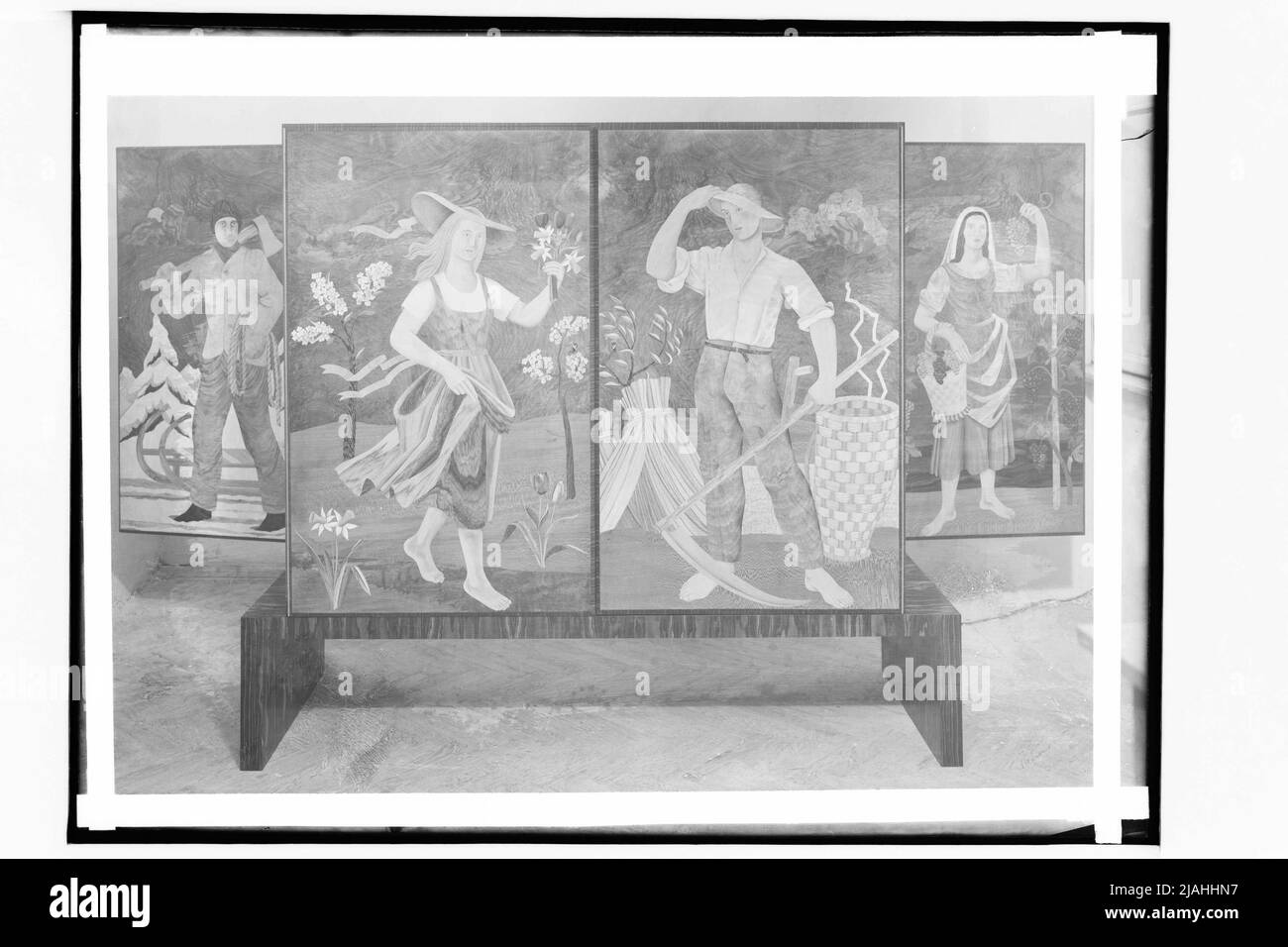 Schrank mit vier-Jahres-Motiv: Blick auf die Rückseite mit den Personifikationen von Frühling und Sommer Stockfoto