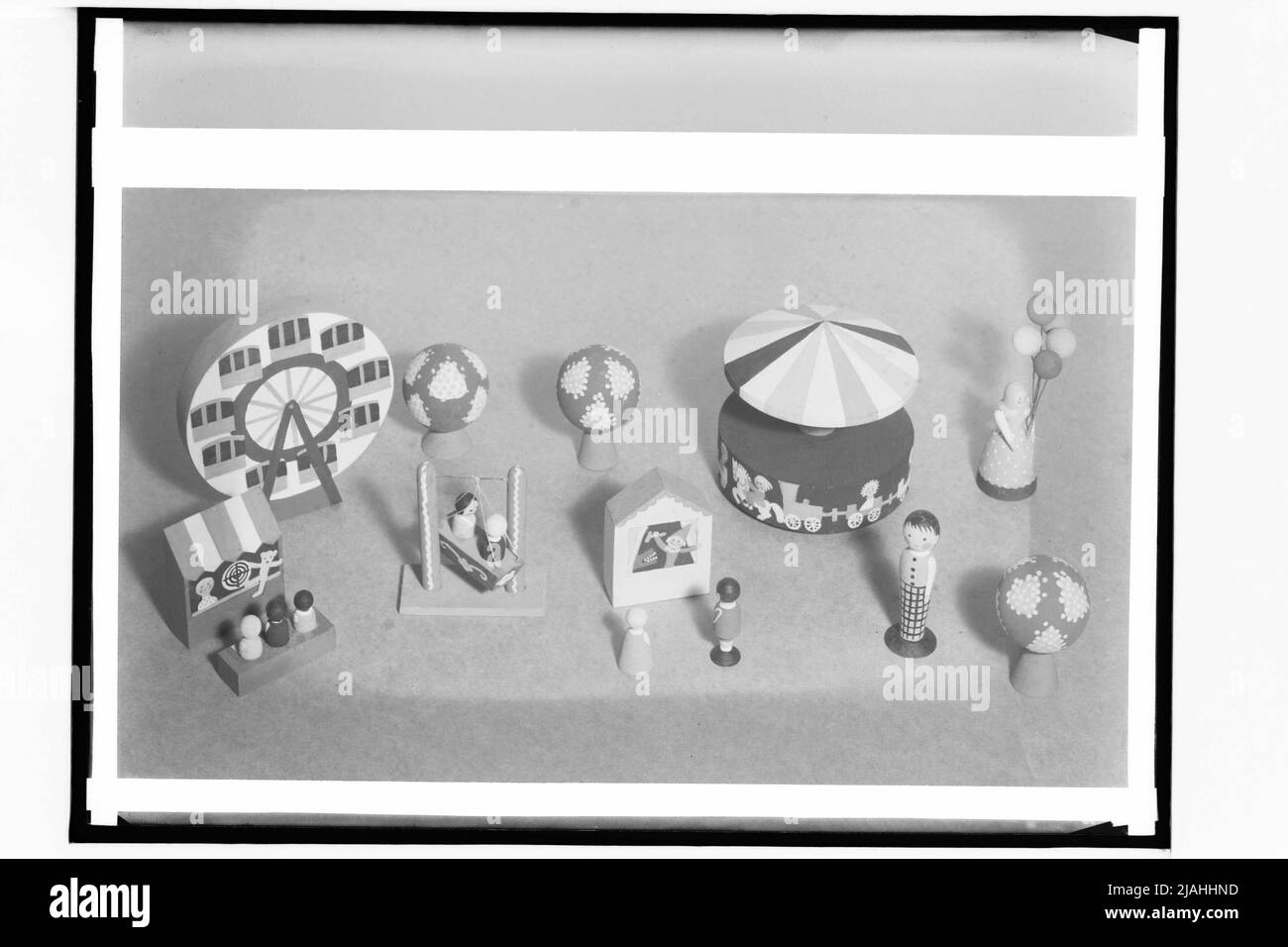 Spielzeugfiguren aus Holz mit Prater-Motiven Stockfoto