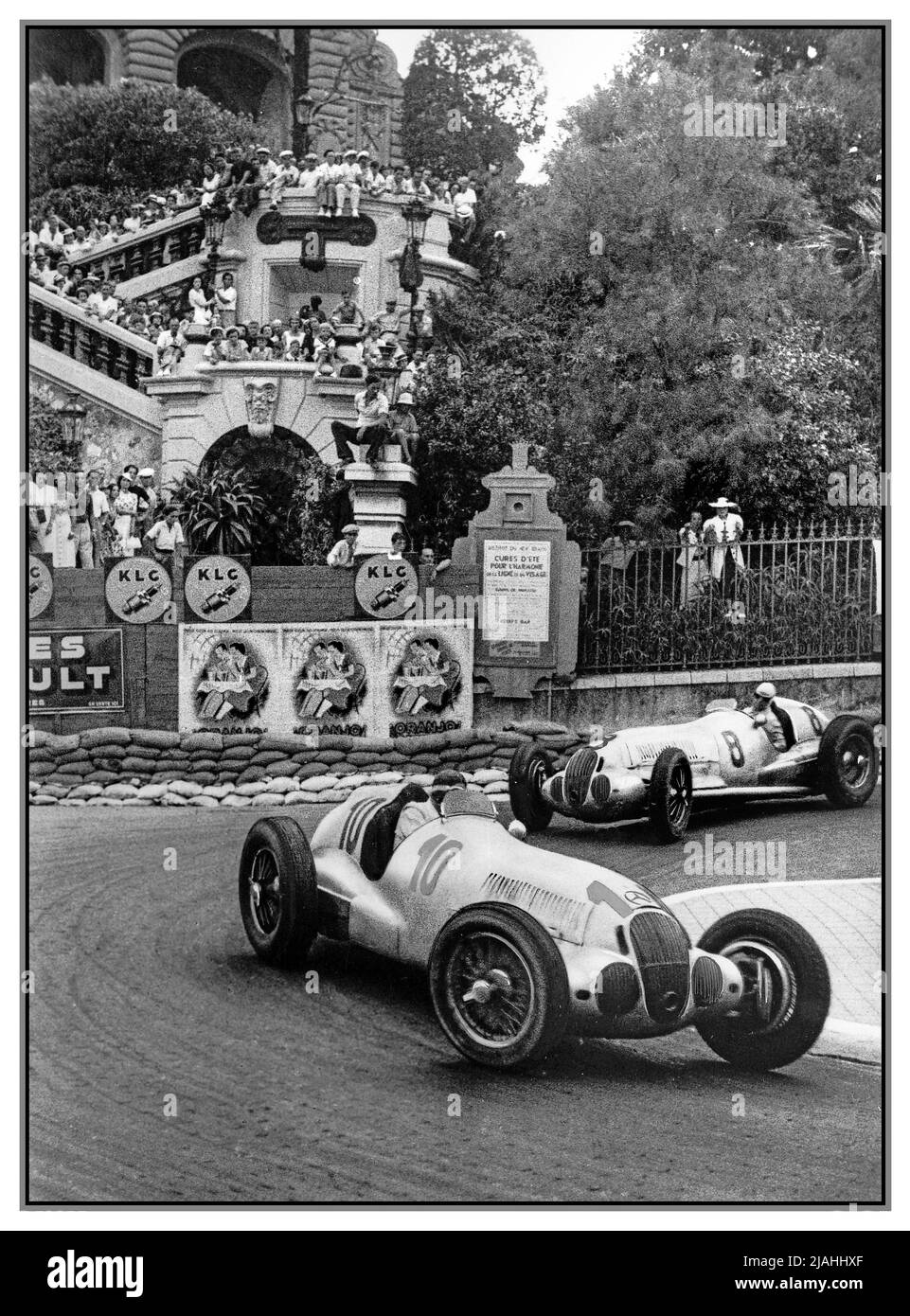 GRAND PRIX 1937 Mercedes 1 und 2 von MONACO Manfred von Brauchitsch, Sieger Rudy Caracciola 2. GP von Monaco 1937, fand am 8. August dieses Jahres statt. Loews Haarnadel. Diese Mercedes siver Pfeile waren zwei Runden vor dem 3. Platz Christian Kautz in einem weiteren Mercedes W125. Stockfoto