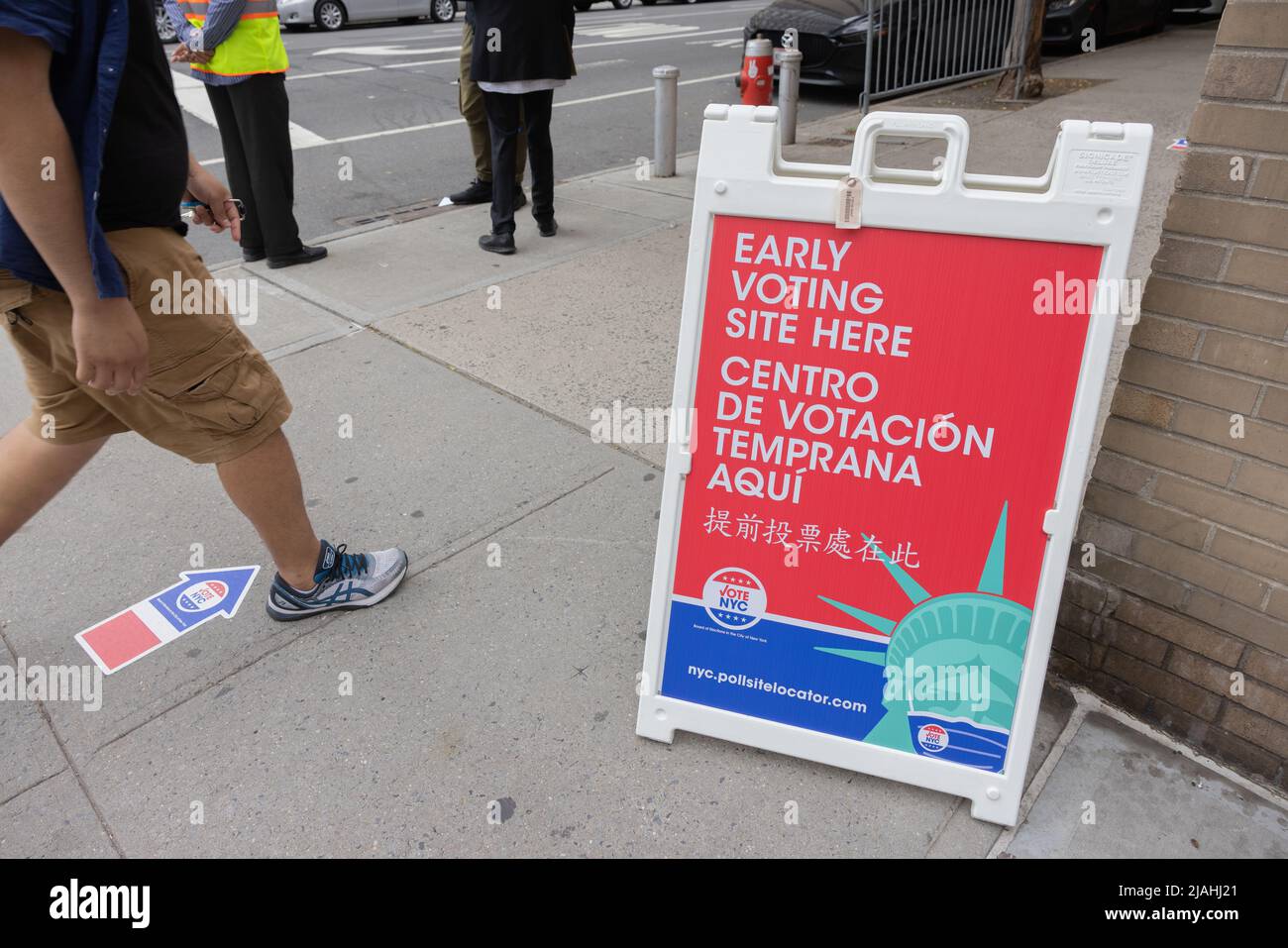 NEW YORK, N.Y. – 12. Juni 2021: Menschen werden in der Nähe eines Wahlortes in Manhattan für die Neuwahlen in New York City vom 2021. Juni gesehen. Stockfoto