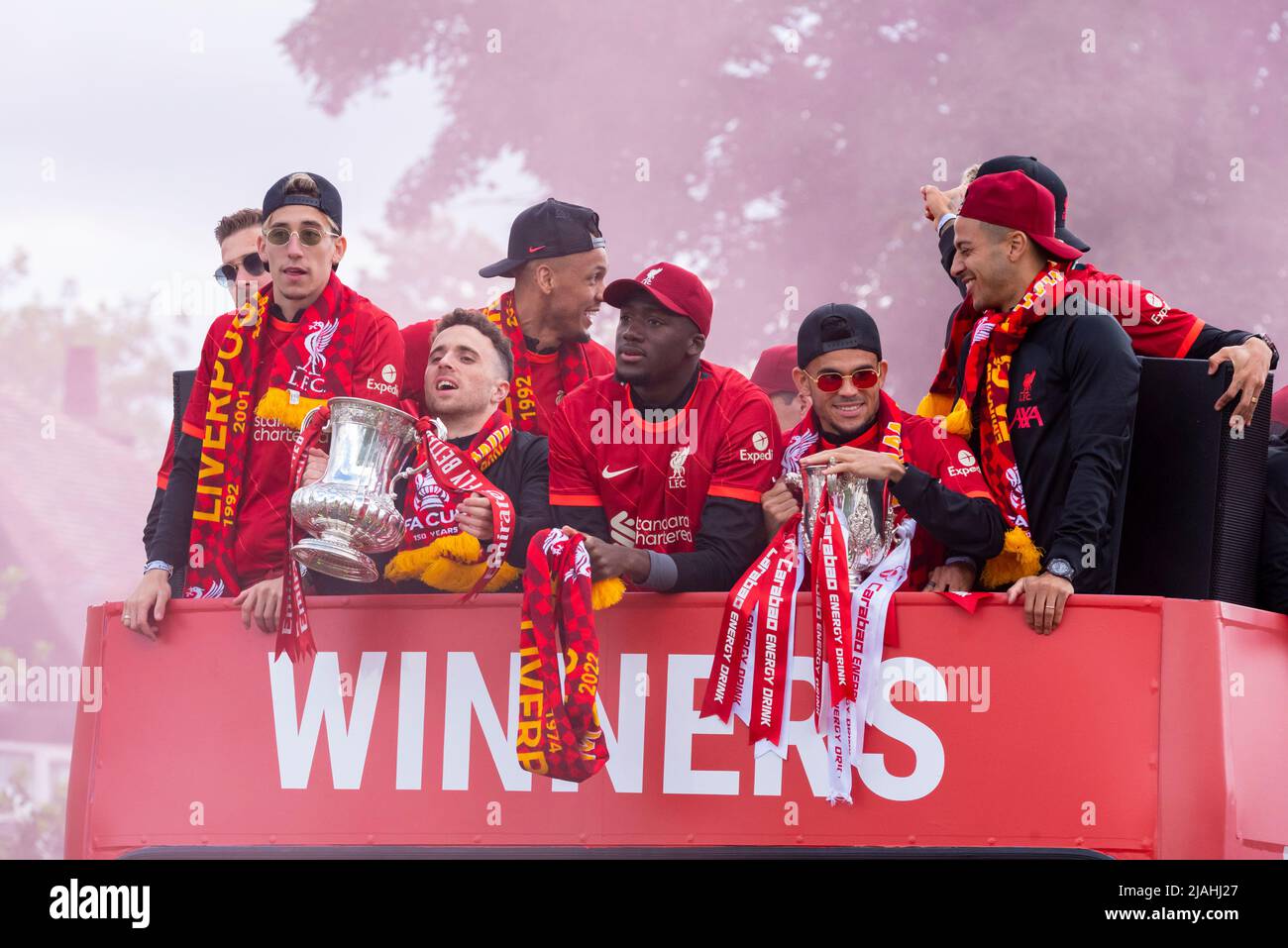 Liverpool Football Club Siegesparade durch die Straßen der Stadt, bei der der Ligapokal und die Trophäen des FA Cup gefeiert werden. Spieler im offenen Bus Stockfoto