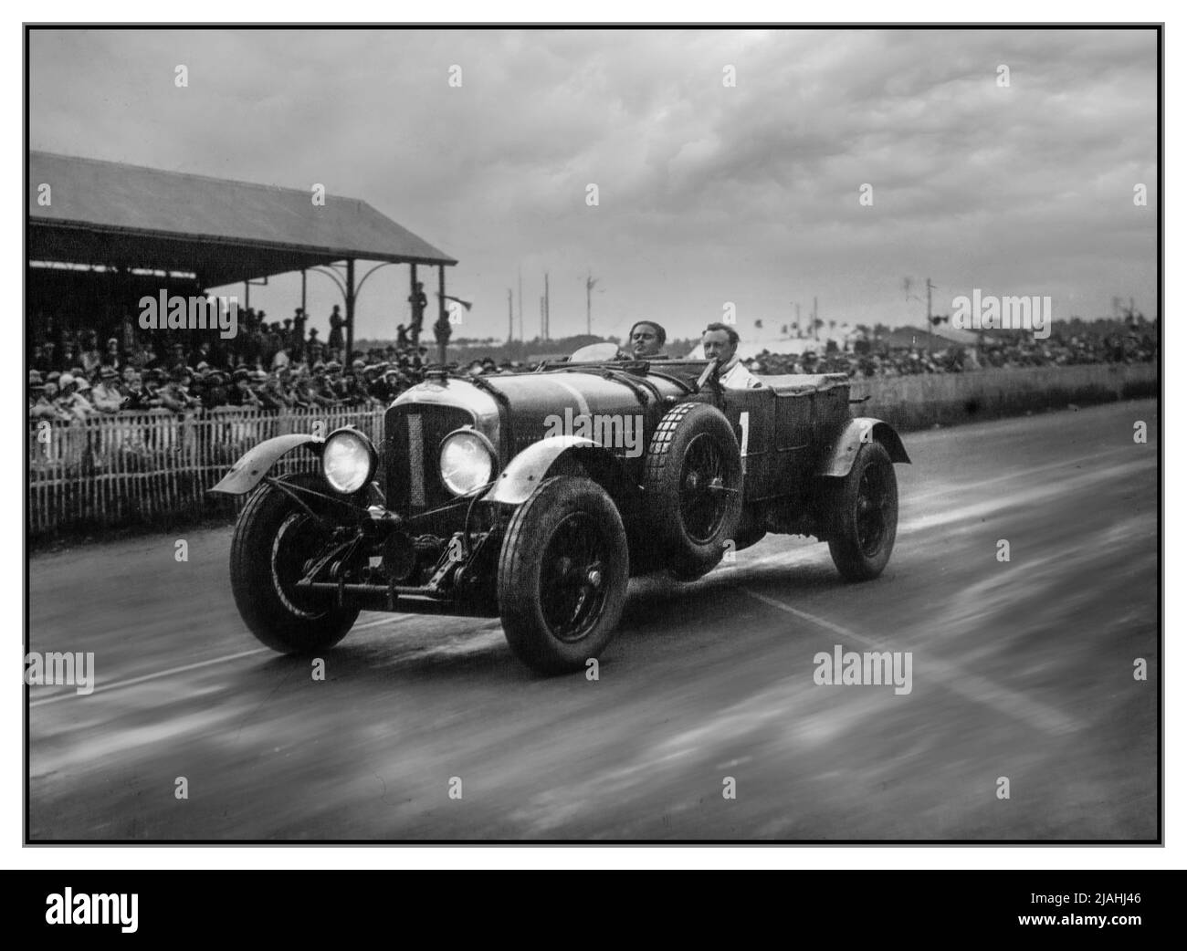 1929 JAHRGANG LE MANS 24 HRS BENTLEY SIEGER NUMMER 1 von Barnato und Birkin 1929 24 Stunden von Le Mans die 1929 24 Stunden von Le Mans waren der Grand Prix of Endurance 7., der am 15. Und 16. Juni 1929 auf dem Circuit de la Sarthe stattfand Bentley war das bisher dominanteste Rennen im Rennen und erzielte einen umfassenden Sieg über die ersten vier Plätze auf Distanz. Bentley-Direktor Woolf Barnato wiederholte seinen Sieg des Vorjahres, der diesmal von seinem Kollegen Bentley Boy Sir Henry „Tim“ Birkin mitgetragen wurde. Sie hatten von Anfang bis Ende geführt und einen neuen Streckenrekord und Rundenrekord aufgestellt. Stockfoto