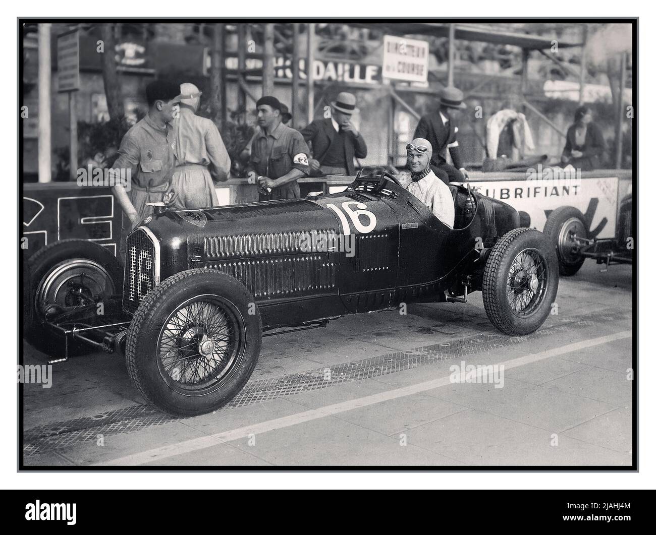 Großer Preis von Monaco 1934 mit Louis Chiron, der 2. in einem Alfa Romeo B P3 kam. Guy Moll kam als erster in den gleichen Werken Alfa Romeo. Ein Grand-Prix-Motorrennen, das am 2. April 1934 auf dem Circuit de Monaco in und außerhalb von Monte Carlo ausgetragen wird. Das Rennen umfasste 100 Runden auf einer 3,180km-Runden-Strecke, für eine Renndistanz von insgesamt 318,0km. Stockfoto