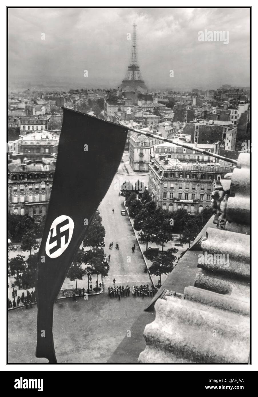 PARIS WW2 Nazi-Besetzung Paris Frankreich mit großem Banner Swastika fliegt über Paris mit Eiffelturm hinter Paris Frankreich Juni 1940 Paris begann im September 1939, als Nazi-Deutschland und die Sowjetunion Polen Angriffen, für den Krieg zu mobilisieren. Doch am 10. Mai 1940 griffen die Deutschen Frankreich an und besiegten schnell die französische Armee. Die französische Regierung verließ Paris am 10. Juni, die Deutschen besetzten die Stadt am 14. Juni. Während der Besatzung zog die französische Regierung nach Vichy, und Paris wurde vom deutschen Nazi-Militär und von französischen Beamten regiert, die von den Deutschen genehmigt wurden. Stockfoto