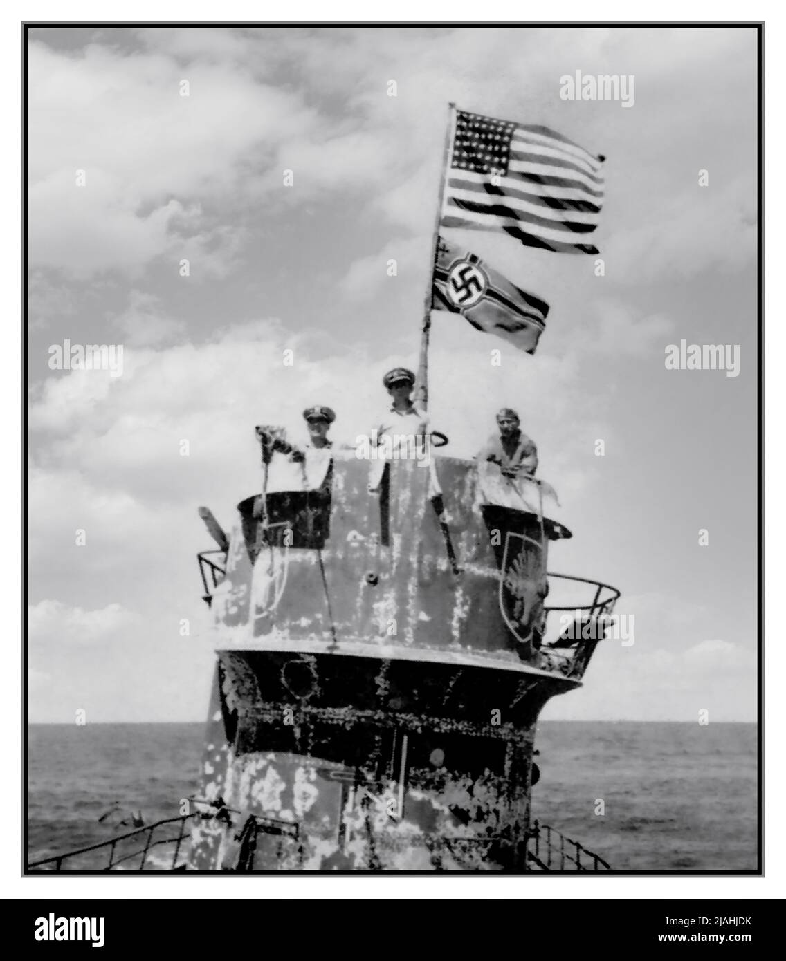 NAZI-U-BOOT US-Marineoffiziere auf dem Turm des gefangenen Nazi-deutschen U-Boots U-505 am 4. Juni 1944. Die Offiziere sind von rechts nach links: Kommandant Earl Trosino, USNR; Kapitän Daniel V. Gallery, Jr., USN, Kommandant, USS Guadalcanal (CVE-60); Und Leutnant Junior Grade Albert L. David, USN, der posthum die Ehrenmedaille für die Führung der Boarding-Party, die das U-Boot gefangen nahm und Bergungsoperationen durchgeführt erhielt. Beachten Sie die Flagge der Vereinigten Staaten, die über dem deutschen Navy-Schild mit der Kreigsmarine fliegt. U-505 war das erste feindliche Kriegsschiff, das auf hoher See gefangen genommen wurde. Stockfoto