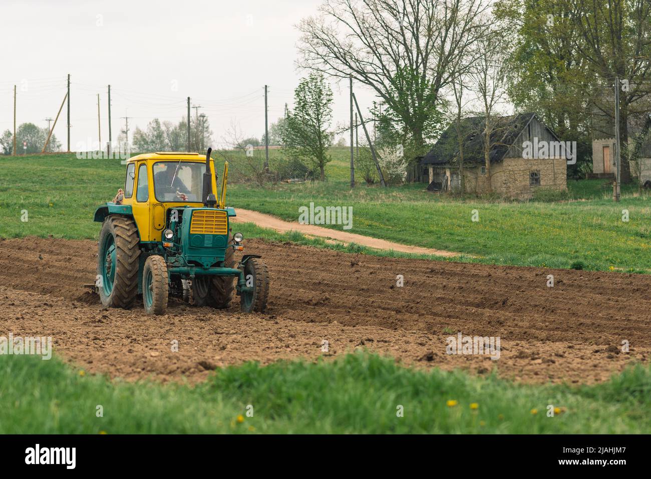 Mit dem neuen Jahr Lichter von einem Traktor auf einer Straße im Winter,  Technik, Beleuchtung, feierlichen VASALEMMA, BELARUS - 03.01.19  eingerichtet Stockfotografie - Alamy