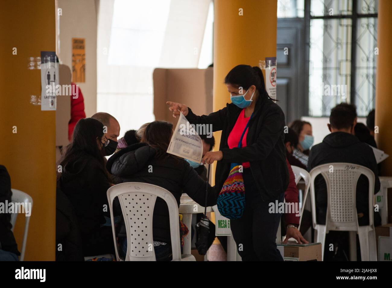 Die Menschen nehmen an der Wahlkundgebung während der Präsidentschaftswahlen 2022 in Bogota, Kolumbien, am 29. Mai 2022 Teil. Stockfoto