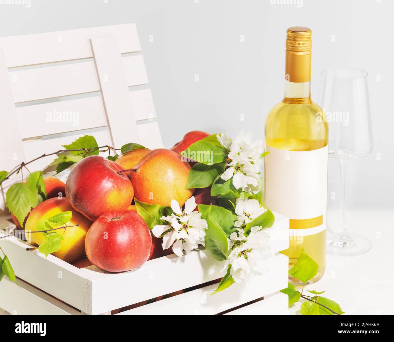 Flasche natürlichen Apfelwein mit Glas und Bauernäpfeln Stockfoto