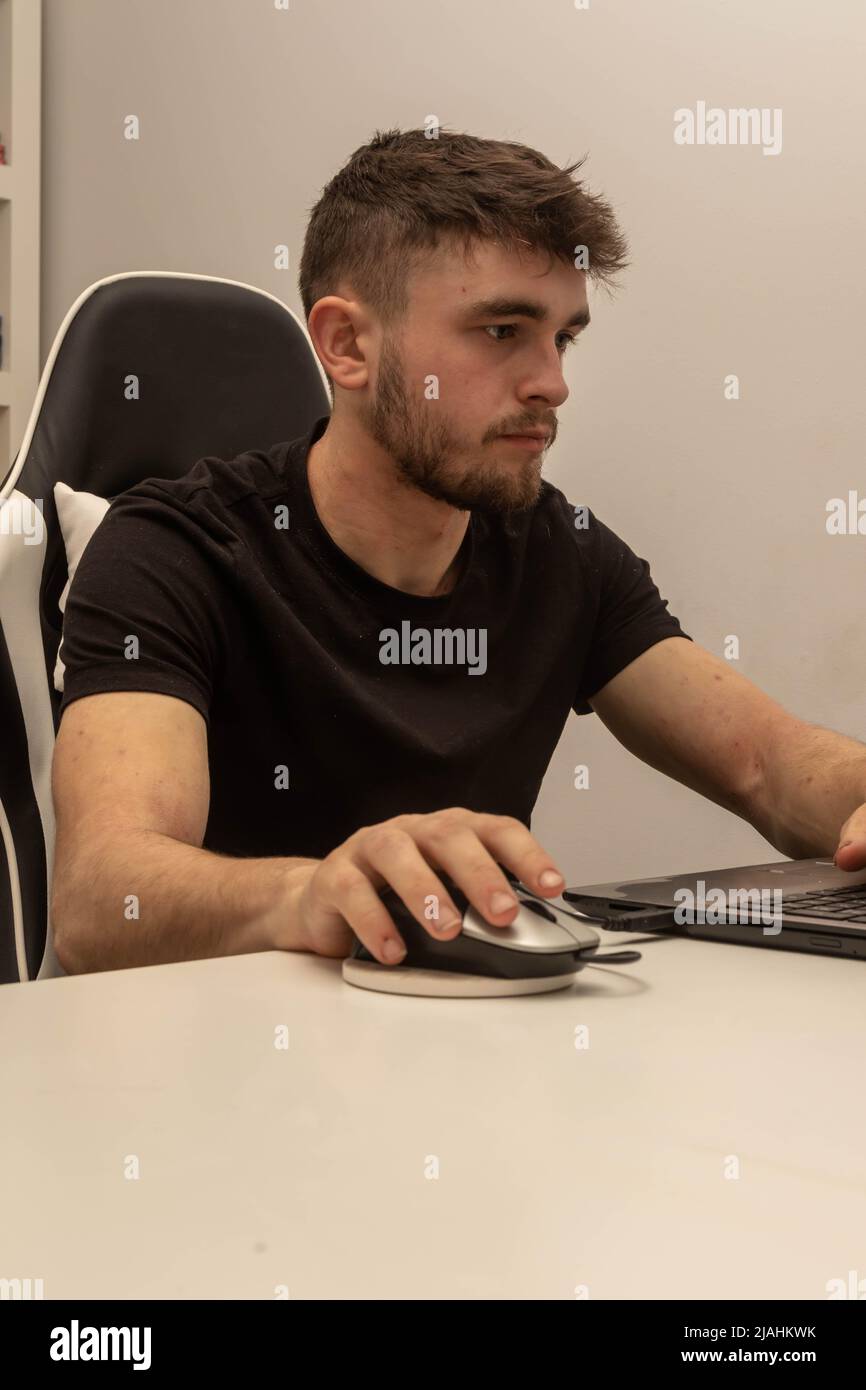 Ein Student im Alter von einer Universität, der an einem Laptop arbeitet Stockfoto
