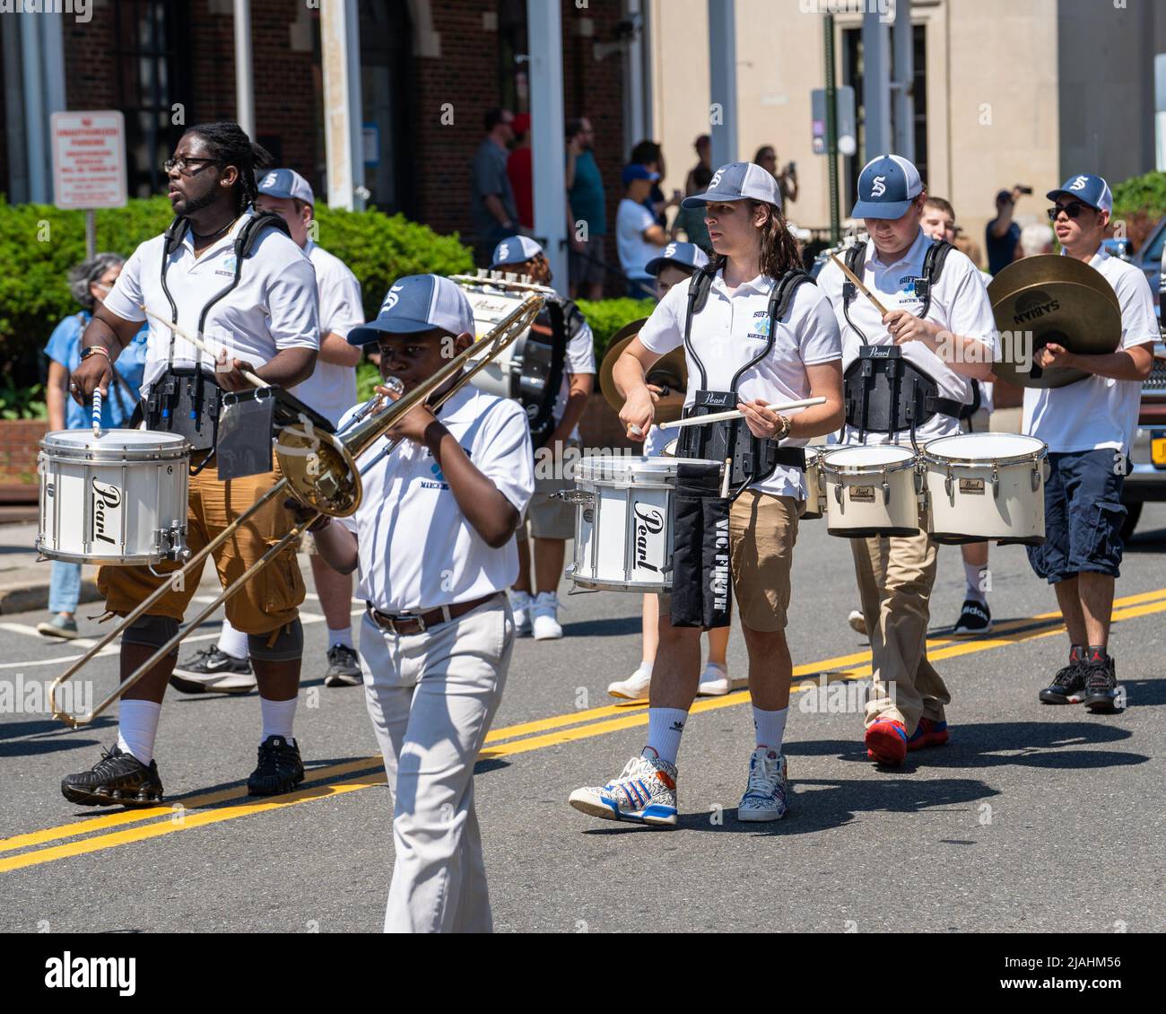 Suffern, NY - USA - 30. Mai 2022 die Marching Band der Suffern High School marschiert zur jährlichen Parade und Zeremonie zum Memorial Day. Stockfoto