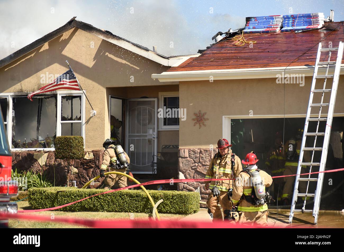 San Diego Fire-Rescue Firefighters vor Ort bei einem Brand in einem Wohngebäude Stockfoto