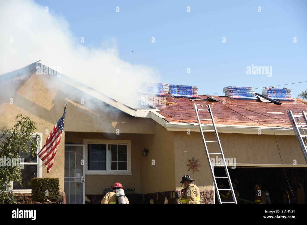 Rauch strömt aus einem Haus, das in San Diego unter einem verheerenden Brand leidet Stockfoto