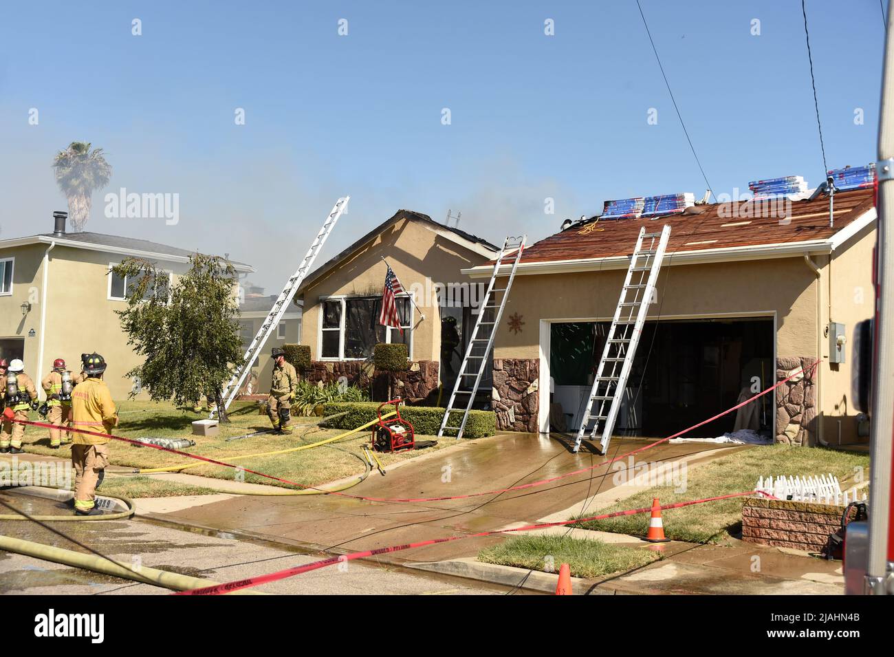 Feuerwehrleute aus San Diego vor Ort bei einem Hausbrand Stockfoto