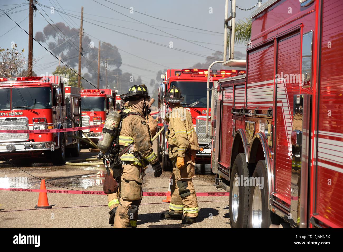 San Diego Fire-Rescue Firefighters vor Ort bei einem Brand in einem Wohngebäude Stockfoto