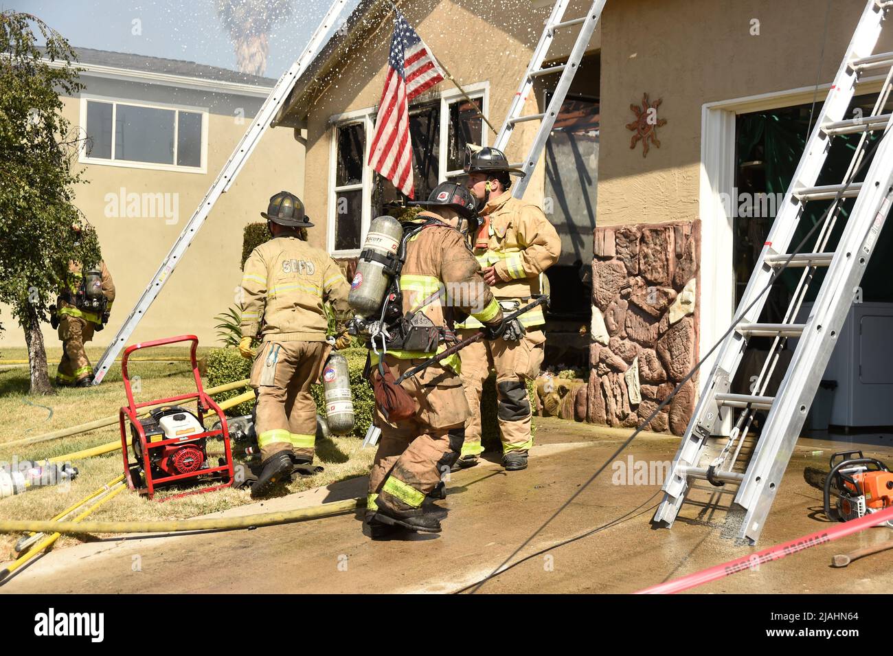 Feuerwehrleute aus San Diego vor Ort bei einem Hausbrand Stockfoto