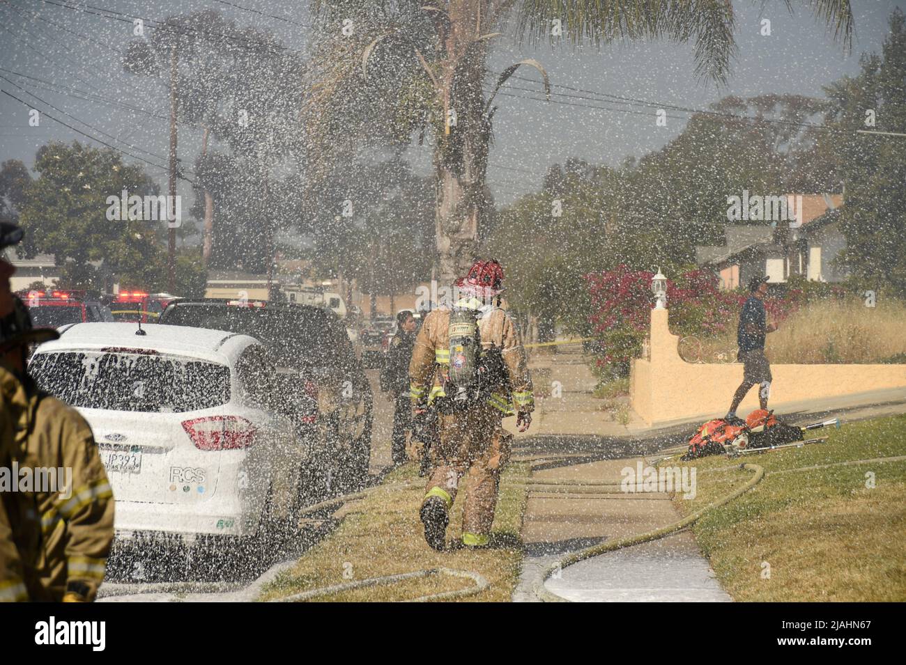 SDFD Feuerwehrmann mit Schaum besprüht Stockfoto