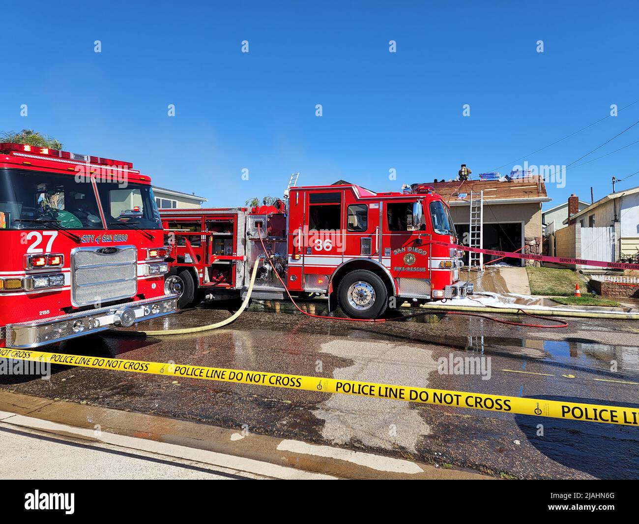SDFD Engine 36 und Engine 27 am Ort eines Hausbrands Stockfoto
